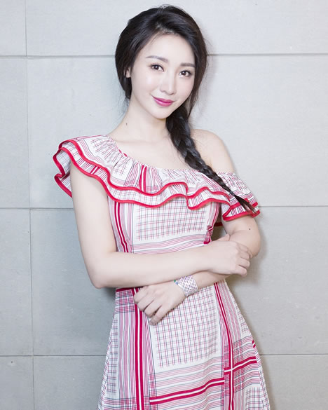 柳岩穿长裙露香肩：半露肩不失小性感,麻花辫少女感十足