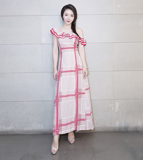 柳岩穿长裙露香肩：半露肩不失小性感,麻花辫少女感十足