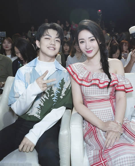 柳岩穿长裙露香肩：半露肩不失小性感,麻花辫少女感十足