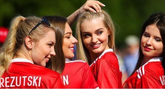 世界杯上的美女球迷:波涛汹涌,迷人的风景线(图) 世界杯上的美女球迷:波涛汹涌,迷人的风景线(图)