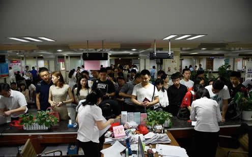 高考后排队离婚:离婚后最苦的是孩子,一年中离婚高峰期 高考后排队离婚:离婚后最苦的是孩子,一年中离婚高峰期