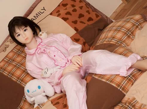 男子带充气娃娃出行