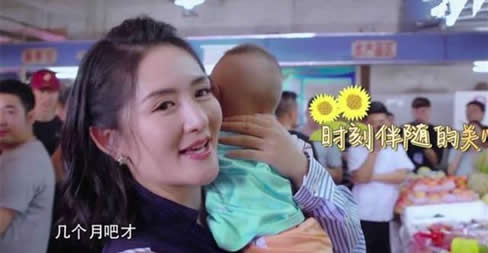 美食告白记：谢娜美食告白记抱娃现身在菜市场买菜