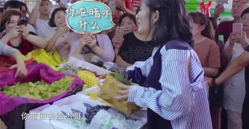 美食告白记：谢娜美食告白记抱娃现身在菜市场买菜