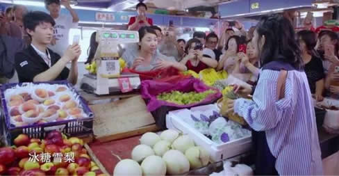美食告白记：谢娜美食告白记抱娃现身在菜市场买菜