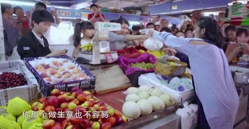 美食告白记：谢娜美食告白记抱娃现身在菜市场买菜