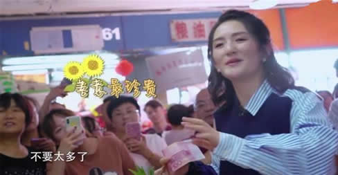 美食告白记：谢娜美食告白记抱娃现身在菜市场买菜