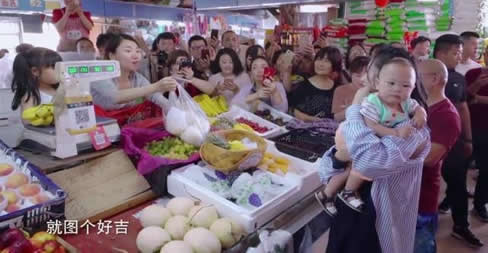 美食告白记：谢娜美食告白记抱娃现身在菜市场买菜