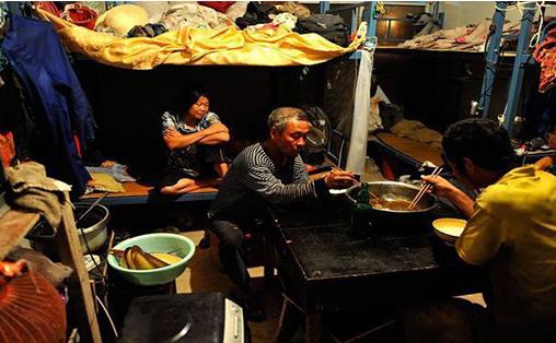 民工夫妻生活的尴尬图：民工夫妻和单身民工混居（图）