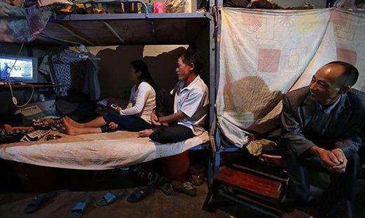 民工夫妻生活的尴尬图：民工夫妻和单身民工混居（图）