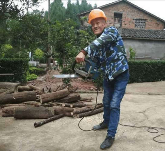 50岁农民因长得像光头强走红