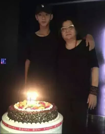 15年前她扔下刚满月的儿子跳楼,如今儿子长得高大帅气（图）