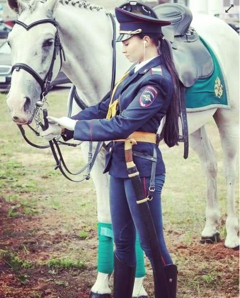 俄女骑警颜值爆表：很多人眼前一亮,肤白貌美气质绝佳