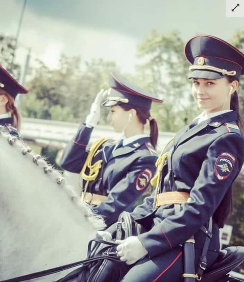 俄女骑警颜值爆表：很多人眼前一亮,肤白貌美气质绝佳