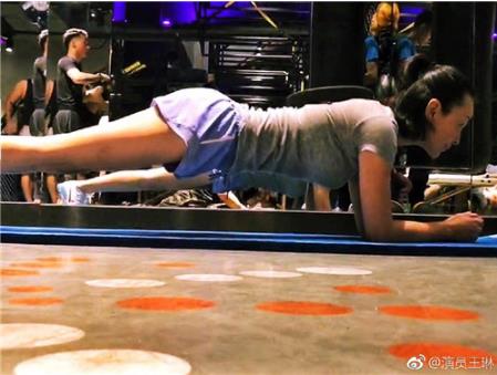 王琳穿低胸公主裙：一件美丽的薄纱裙,48岁王琳风韵犹存