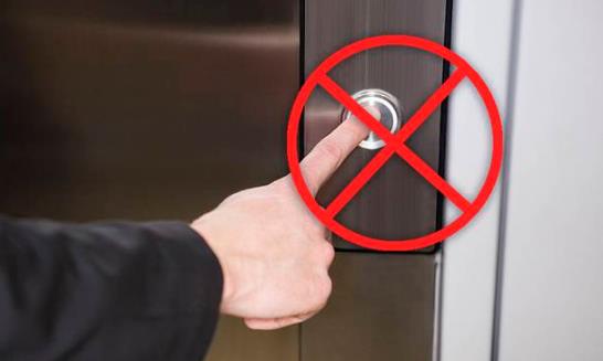 逝者禁止乘电梯：从17楼十多个人轮流着抬下楼（图）