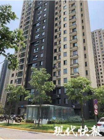 逝者禁止乘电梯：从17楼十多个人轮流着抬下楼（图）