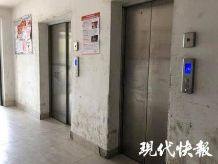 逝者禁止乘电梯：从17楼十多个人轮流着抬下楼（图）