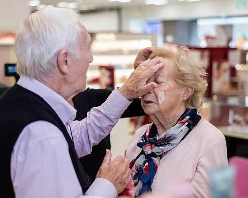 84岁老人学会了化妆：爱是愿意为对方而改变（图）