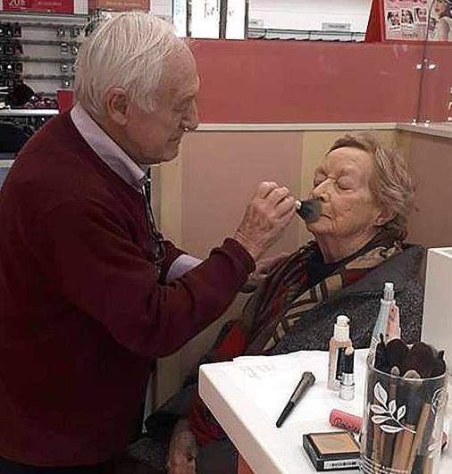 84岁老人学会了化妆：爱是愿意为对方而改变（图）