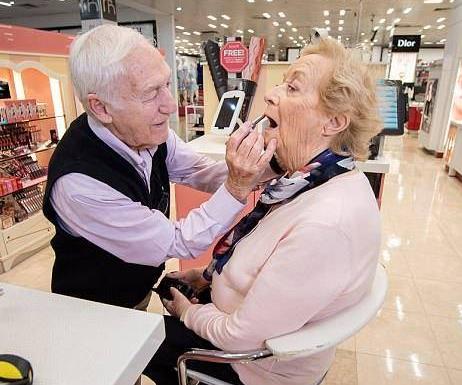 84岁老人学会了化妆：爱是愿意为对方而改变（图）