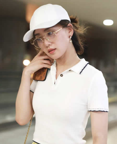 刘诗诗穿着清新可人：一路捂嘴与助理热聊不止（图）