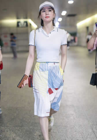 刘诗诗穿着清新可人：一路捂嘴与助理热聊不止（图）