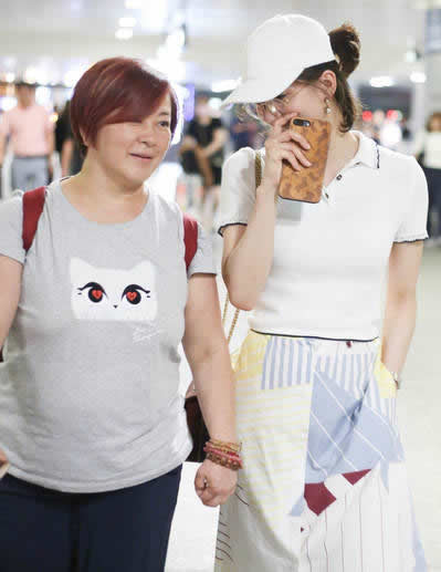 刘诗诗穿着清新可人：一路捂嘴与助理热聊不止（图）