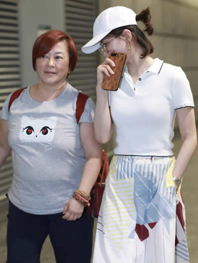 刘诗诗穿着清新可人：一路捂嘴与助理热聊不止（图）