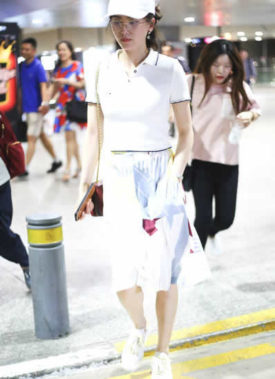 刘诗诗穿着清新可人：一路捂嘴与助理热聊不止（图）