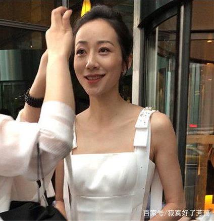 韩雪穿白裙秀锁骨：一条白色吊带连衣裙待补妆（娴静女神）