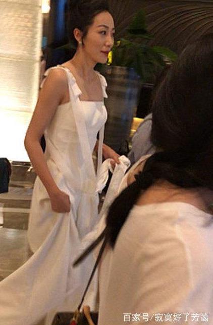 韩雪穿白裙秀锁骨：一条白色吊带连衣裙待补妆（娴静女神）