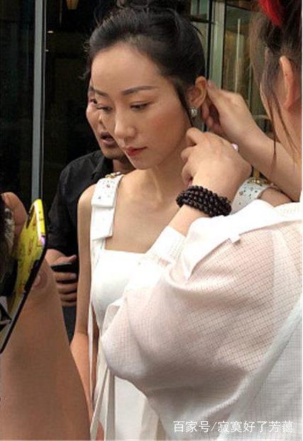 韩雪穿白裙秀锁骨：一条白色吊带连衣裙待补妆（娴静女神）