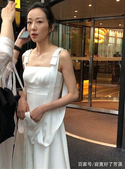韩雪穿白裙秀锁骨：一条白色吊带连衣裙待补妆（娴静女神）