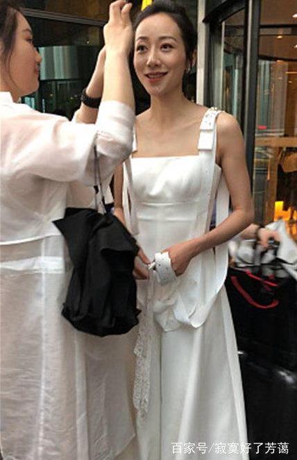 韩雪穿白裙秀锁骨：一条白色吊带连衣裙待补妆（娴静女神）