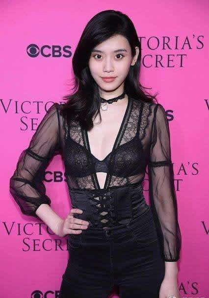 奚梦瑶穿牛仔显帅气：奚梦瑶牛仔裤图片大全