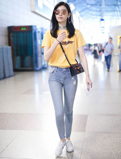 奚梦瑶穿牛仔显帅气：奚梦瑶牛仔裤图片大全