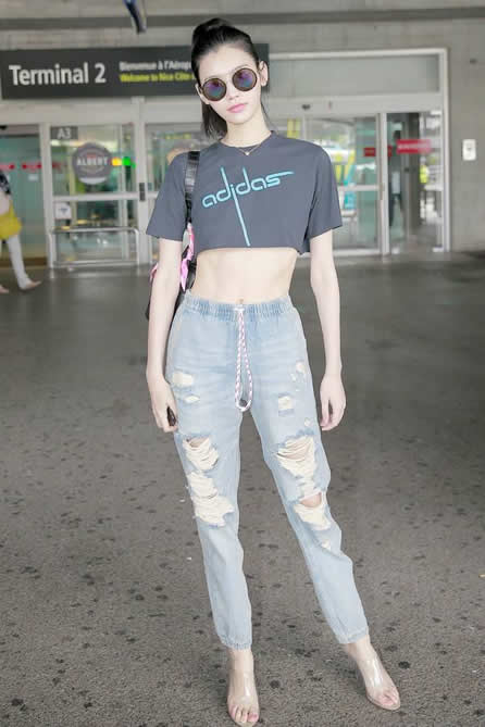 奚梦瑶穿牛仔显帅气：奚梦瑶牛仔裤图片大全