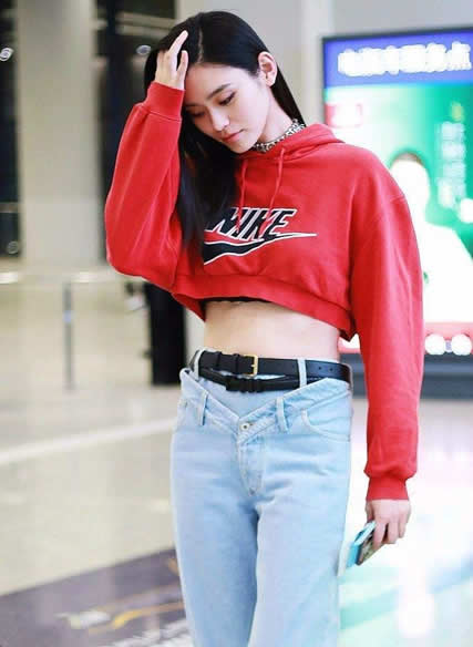 奚梦瑶穿牛仔显帅气：奚梦瑶牛仔裤图片大全