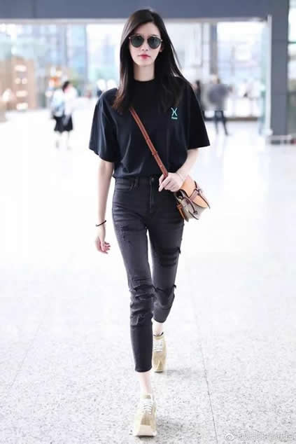 奚梦瑶穿牛仔显帅气：奚梦瑶牛仔裤图片大全