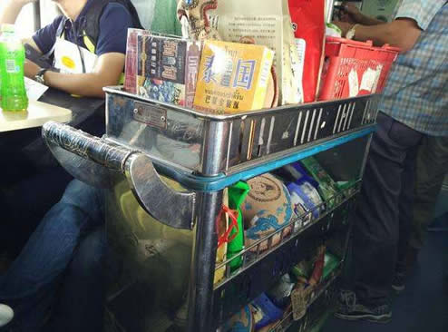 揭秘火车上小商品推销背后秘密!火车上推小车的真是列车员吗