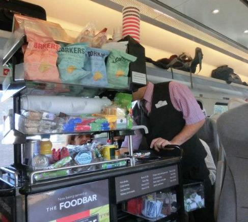 揭秘火车上小商品推销背后秘密!火车上推小车的真是列车员吗