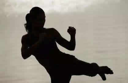 遇歹徒袭击咋办?砸玻璃喊着火这些招关键时刻能救命 遇歹徒袭击咋办?砸玻璃喊着火这些招关键时刻能救命