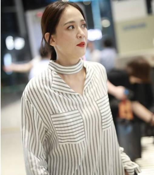 陈乔恩穿病号服亮相:39岁陈乔恩白色条纹衬衫十分的简约 陈乔恩穿病号服亮相:39岁陈乔恩白色条纹衬衫十分的简约