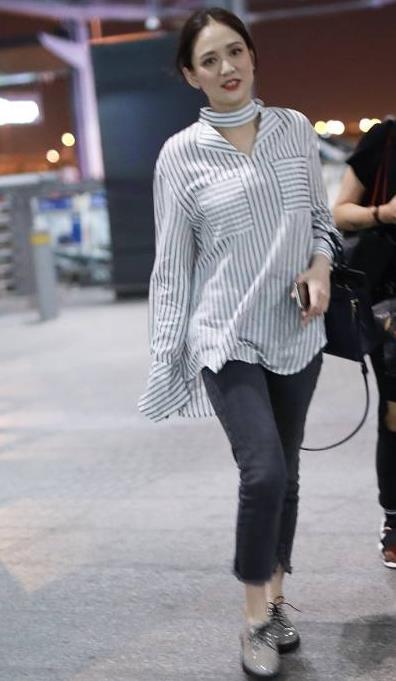 陈乔恩穿病号服亮相:39岁陈乔恩白色条纹衬衫十分的简约 陈乔恩穿病号服亮相:39岁陈乔恩白色条纹衬衫十分的简约