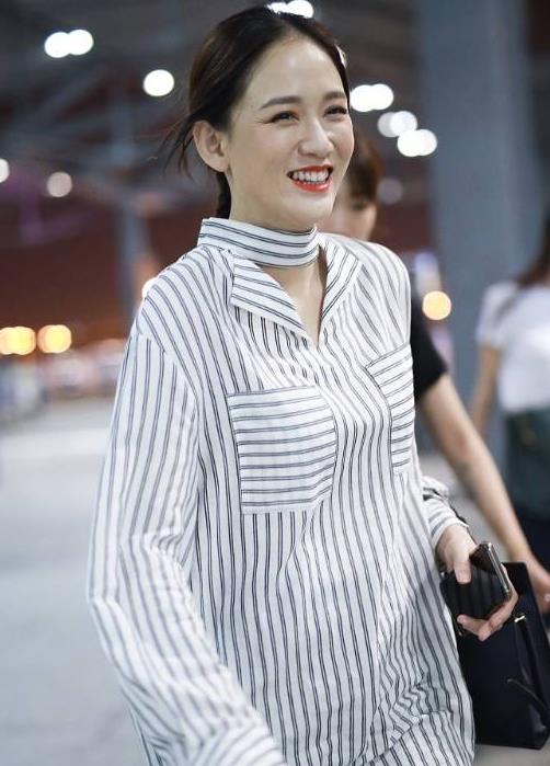 陈乔恩穿病号服亮相:39岁陈乔恩白色条纹衬衫十分的简约 陈乔恩穿病号服亮相:39岁陈乔恩白色条纹衬衫十分的简约