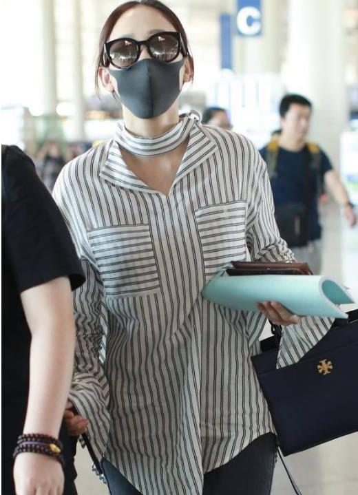 陈乔恩穿病号服亮相:39岁陈乔恩白色条纹衬衫十分的简约 陈乔恩穿病号服亮相:39岁陈乔恩白色条纹衬衫十分的简约