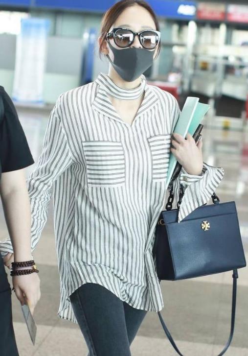 陈乔恩穿病号服亮相:39岁陈乔恩白色条纹衬衫十分的简约 陈乔恩穿病号服亮相:39岁陈乔恩白色条纹衬衫十分的简约