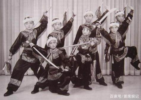 成龙童年照曝光：罕见童年照,成龙小时候就有主角相