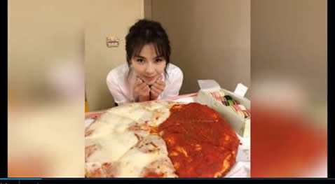 刘涛晒超大披萨照片：垂涎欲滴的样子,尽显少女可爱
